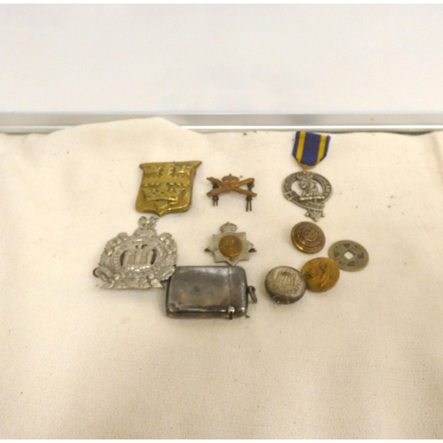 409 - Various army badges and buttons.