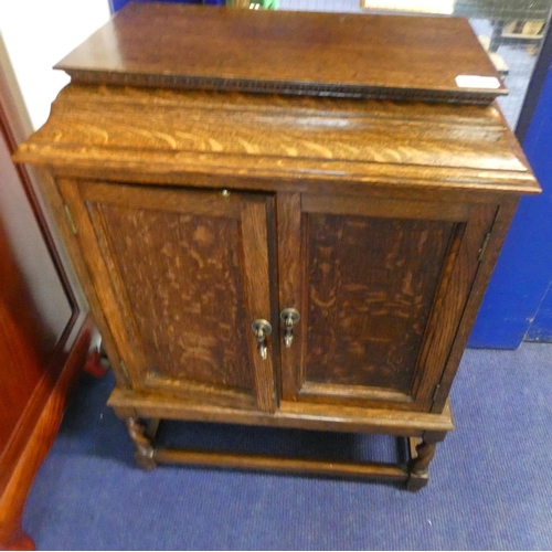 453 - Small antique oak cupboard.