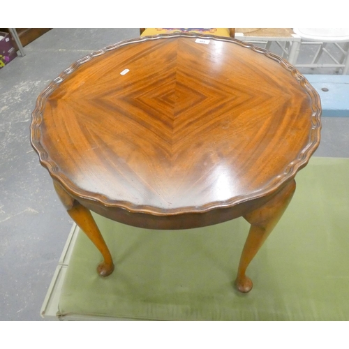 464 - Mahogany circular coffee table on cabriole supports.