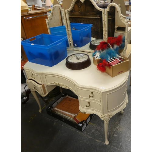 477 - Cream and gold mirrored dressing table.