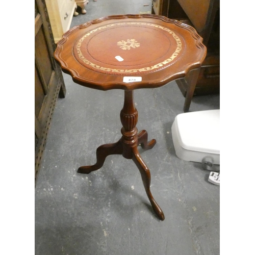 478 - Small mahogany wine table with pie crust top.