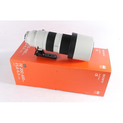 1122 - Sony FE 200-600 F 5.6-6.3 HD MRC UV 95mm camera lens, serial number 1847035, in original box.