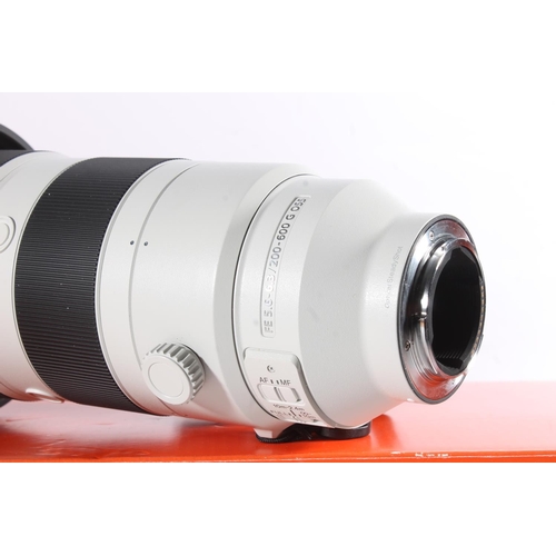 1122 - Sony FE 200-600 F 5.6-6.3 HD MRC UV 95mm camera lens, serial number 1847035, in original box.