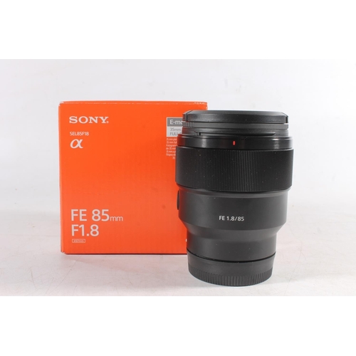 1127 - Sony Alpha series camera lens SEL85F18 FE 85mm F1.8 67mm lens, serial number 3045885, boxed.