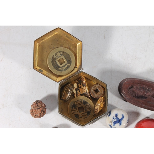 604 - A bag containing Oriental items including a bronze frog, Chinese blue and white snuff bottle top and... 