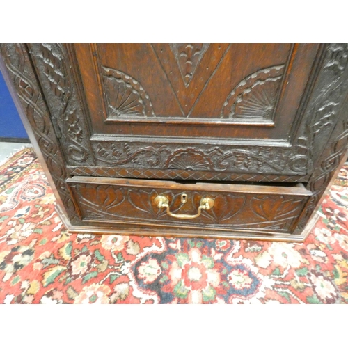 427 - 18th century oak corner cupboard, the carved panel door enclosing three shelves. Height 105cm, Width... 