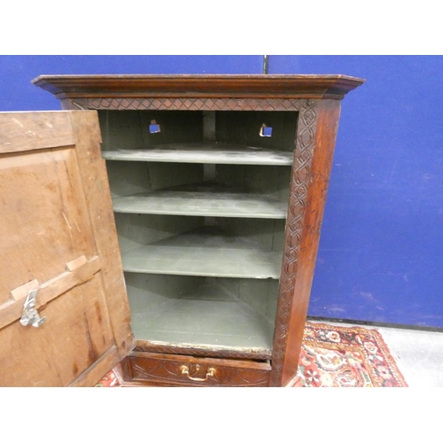 427 - 18th century oak corner cupboard, the carved panel door enclosing three shelves. Height 105cm, Width... 