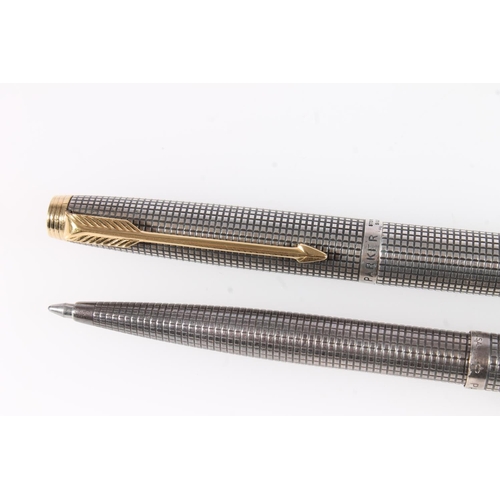 1153 - Sterling silver Parker pen set comprising fountain pen with 14ct gold nib and ball point pen, held i... 