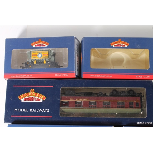 1008 - Bachmann Branch-Line OO model railways to include 32733DS Class 66 diesel locomotive 66040 EWS, 3117... 