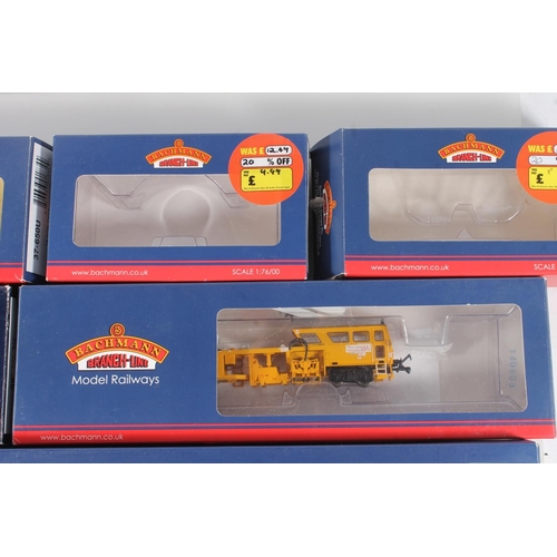 1008 - Bachmann Branch-Line OO model railways to include 32733DS Class 66 diesel locomotive 66040 EWS, 3117... 