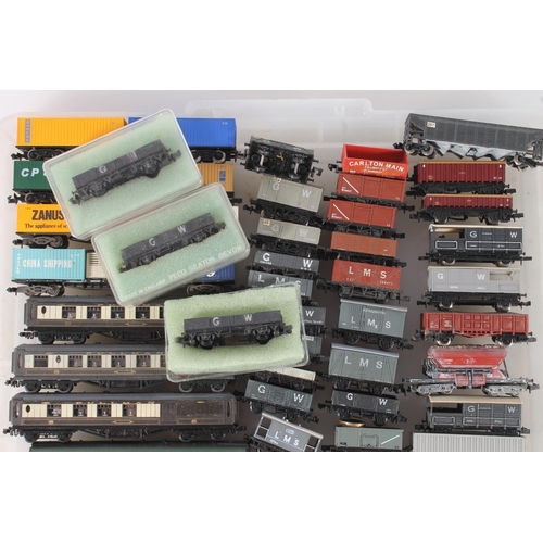 1016 - N gauge model railways to include 1005 0-6-0 diesel locomotive D4019 boxed, and various coaches, wag... 