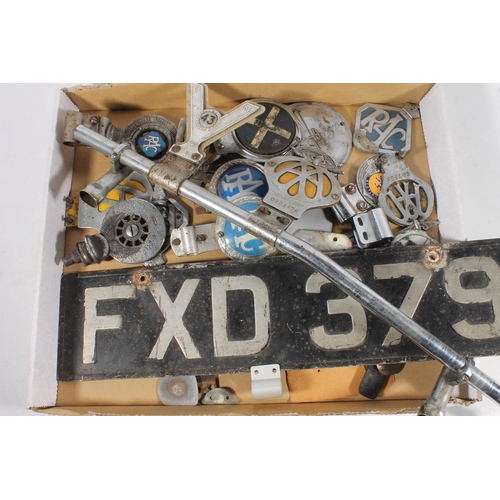 1154 - Automobilia to include car rail with badges AA and VM 43, other car badges to include Royal Automobi... 