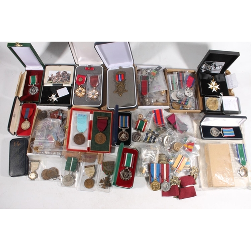 1426 - Replica medals to include Victoria Cross, Crimea medal, Waterloo medal, etc. etc.