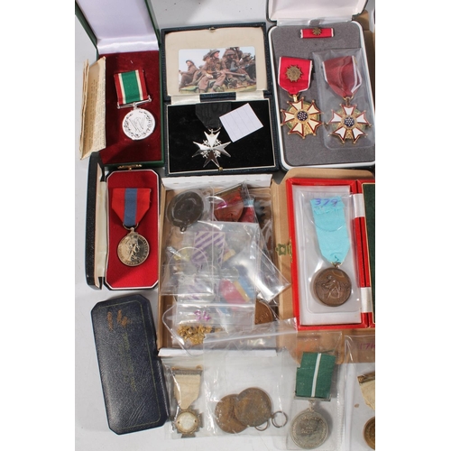 1426 - Replica medals to include Victoria Cross, Crimea medal, Waterloo medal, etc. etc.