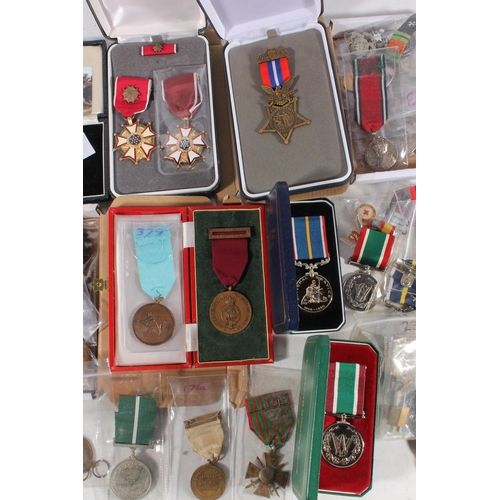 1426 - Replica medals to include Victoria Cross, Crimea medal, Waterloo medal, etc. etc.