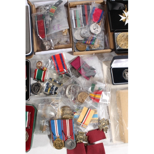 1426 - Replica medals to include Victoria Cross, Crimea medal, Waterloo medal, etc. etc.