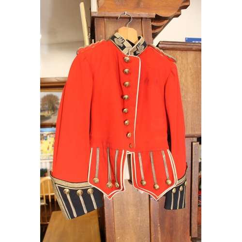 1457 - British army uniform, a red doublet jacket penned to the interior 'G E HUDSON', having Jennens and C... 