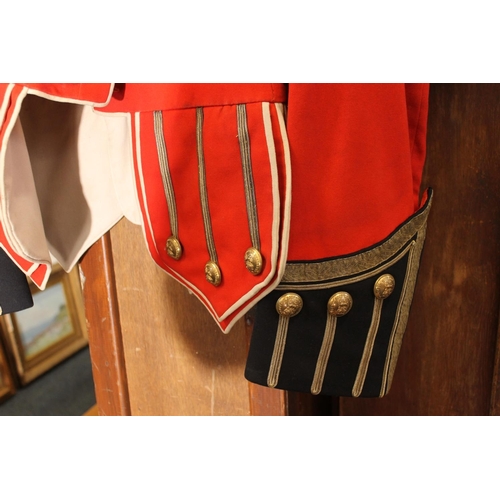 1457 - British army uniform, a red doublet jacket penned to the interior 'G E HUDSON', having Jennens and C... 