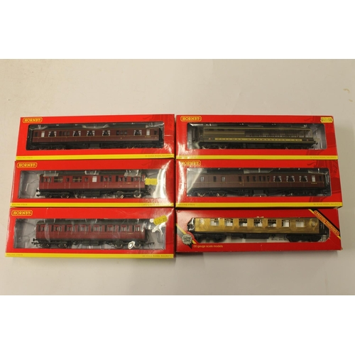 1055 - Hornby OO gauge model railways coaches to include R4411 BR Hawksworth brake 3rd class W2246W, R4412 ... 