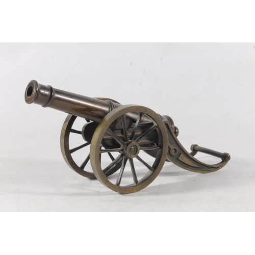 1471 - Cast metal model starter cannon, 26cm long.