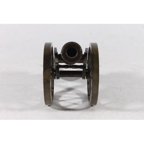 1471 - Cast metal model starter cannon, 26cm long.