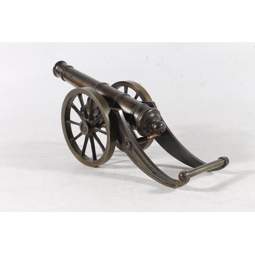 1471 - Cast metal model starter cannon, 26cm long.