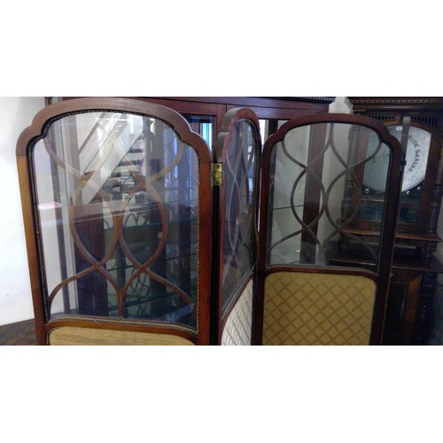 635 - Mahogany folding dressing screen, the four panels with shaped arch tops and glazed sections, H178cm.