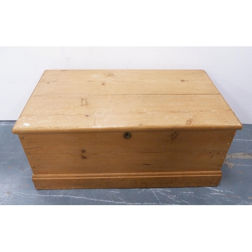 86 - Victorian pine blanket box with hinged top, with iron lock, 40cm high, 93cm wide and 52cm deep.