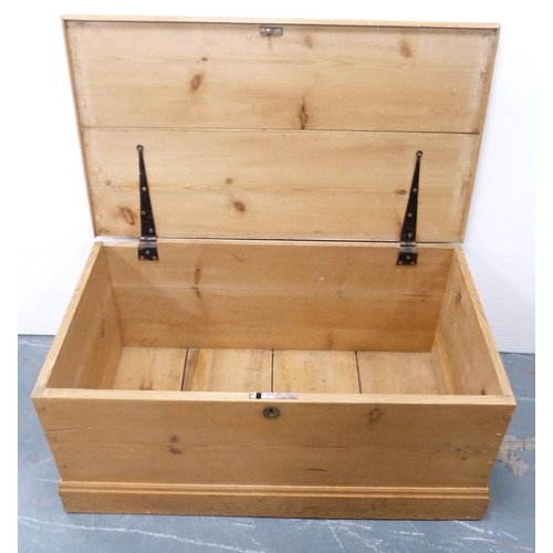 86 - Victorian pine blanket box with hinged top, with iron lock, 40cm high, 93cm wide and 52cm deep.