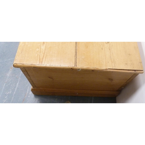 86 - Victorian pine blanket box with hinged top, with iron lock, 40cm high, 93cm wide and 52cm deep.