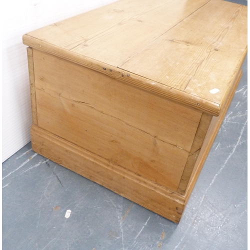 86 - Victorian pine blanket box with hinged top, with iron lock, 40cm high, 93cm wide and 52cm deep.