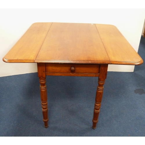 104 - Victorian mahogany Pembroke table with drawer and opposing faux drawer, on turned supports, 70cm hig... 