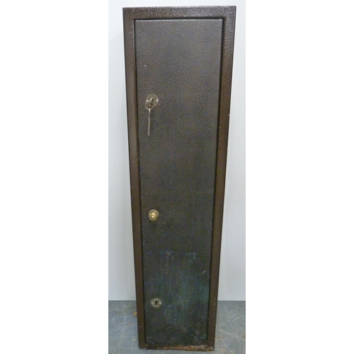 191 - Painted metal gun cabinet, 126cm high, 32cm wide and 21cm deep.