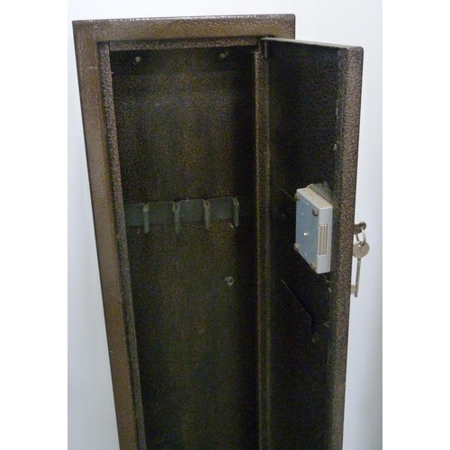 191 - Painted metal gun cabinet, 126cm high, 32cm wide and 21cm deep.