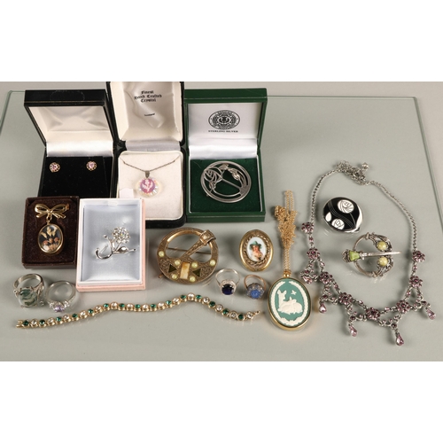 107 - Vintage costume jewellery to include necklaces, brooches, bracelets, rings, etc