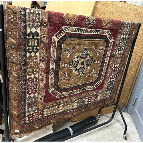 670 - Large Persian floor rug approx. 220cm x 280cm.