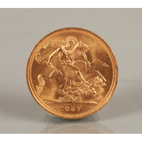 127 - Ten gold sovereigns 1957 in fitted case