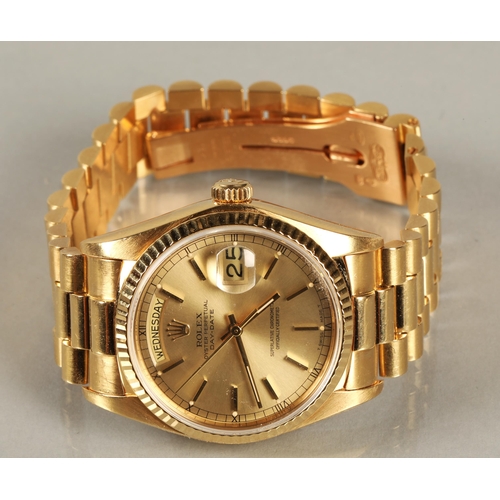 107 - Rolex 18k yellow gold day date Gentleman's wrist watch, the gold dial with hour marker batons with d... 