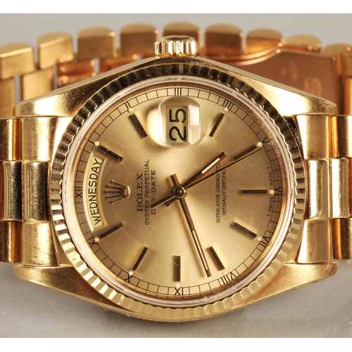 107 - Rolex 18k yellow gold day date Gentleman's wrist watch, the gold dial with hour marker batons with d... 