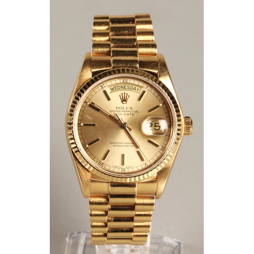 107 - Rolex 18k yellow gold day date Gentleman's wrist watch, the gold dial with hour marker batons with d... 