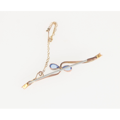 551 - Early 20thC 9ct gold and blue stone bar brooch with integral safety chain, 2.3g.