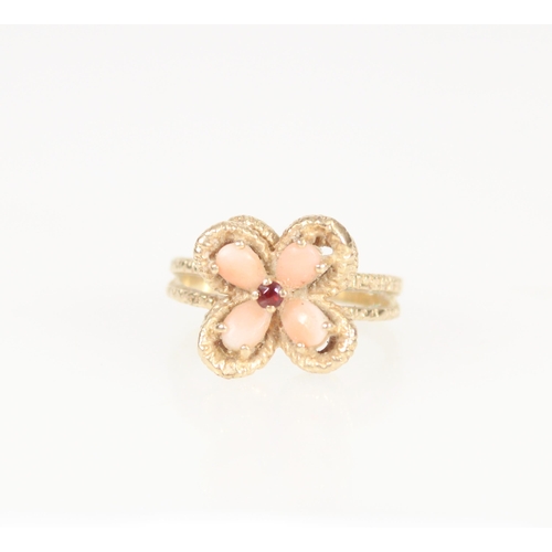 552 - 14ct gold and coral clover ring with small central garnet, size P, 4.1g.