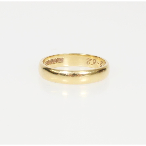 560 - 18ct gold wedding band, size S/T, 4.9g.