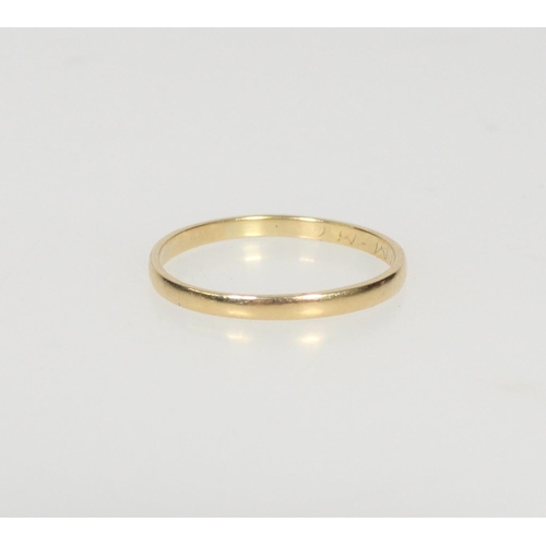 562 - 18ct gold wedding band, size T, 1.6g.