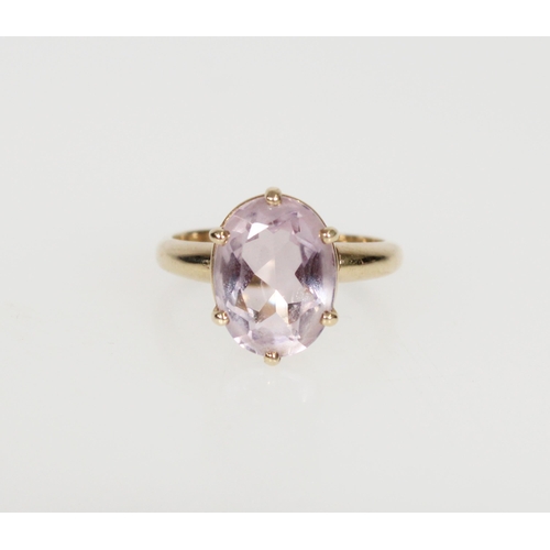 581 - 9ct gold and lilac coloured stone ring, size N, 3.1g.