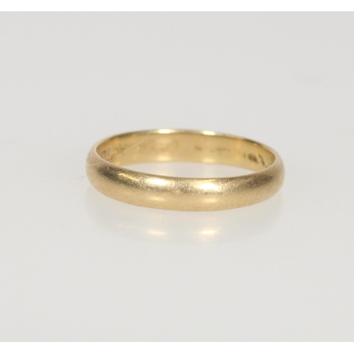 590 - 18ct gold wedding band, size R, 3.2g.