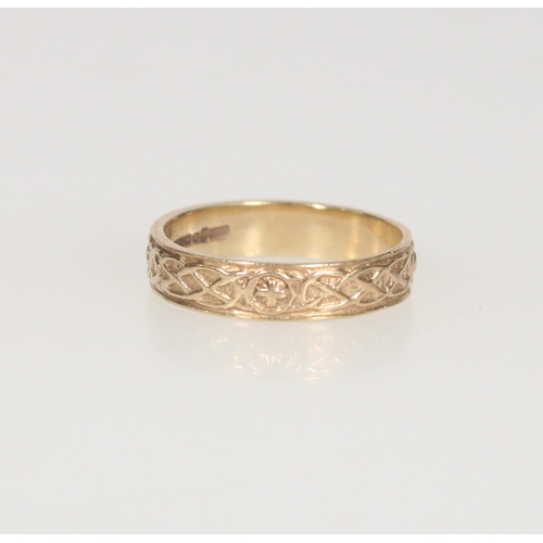 593 - Irish 10ct gold Celtic knotwork wedding band, size N/O, 2.6g.