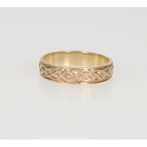 593 - Irish 10ct gold Celtic knotwork wedding band, size N/O, 2.6g.