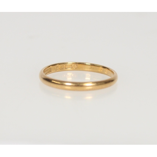 595 - 22ct gold wedding band, size O/P, 2.6g.