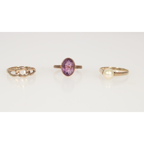 598 - Three 9ct gold rings, incl. oval amethyst ring, solitaire pearl and plain knotwork ring, gross 6.5g.